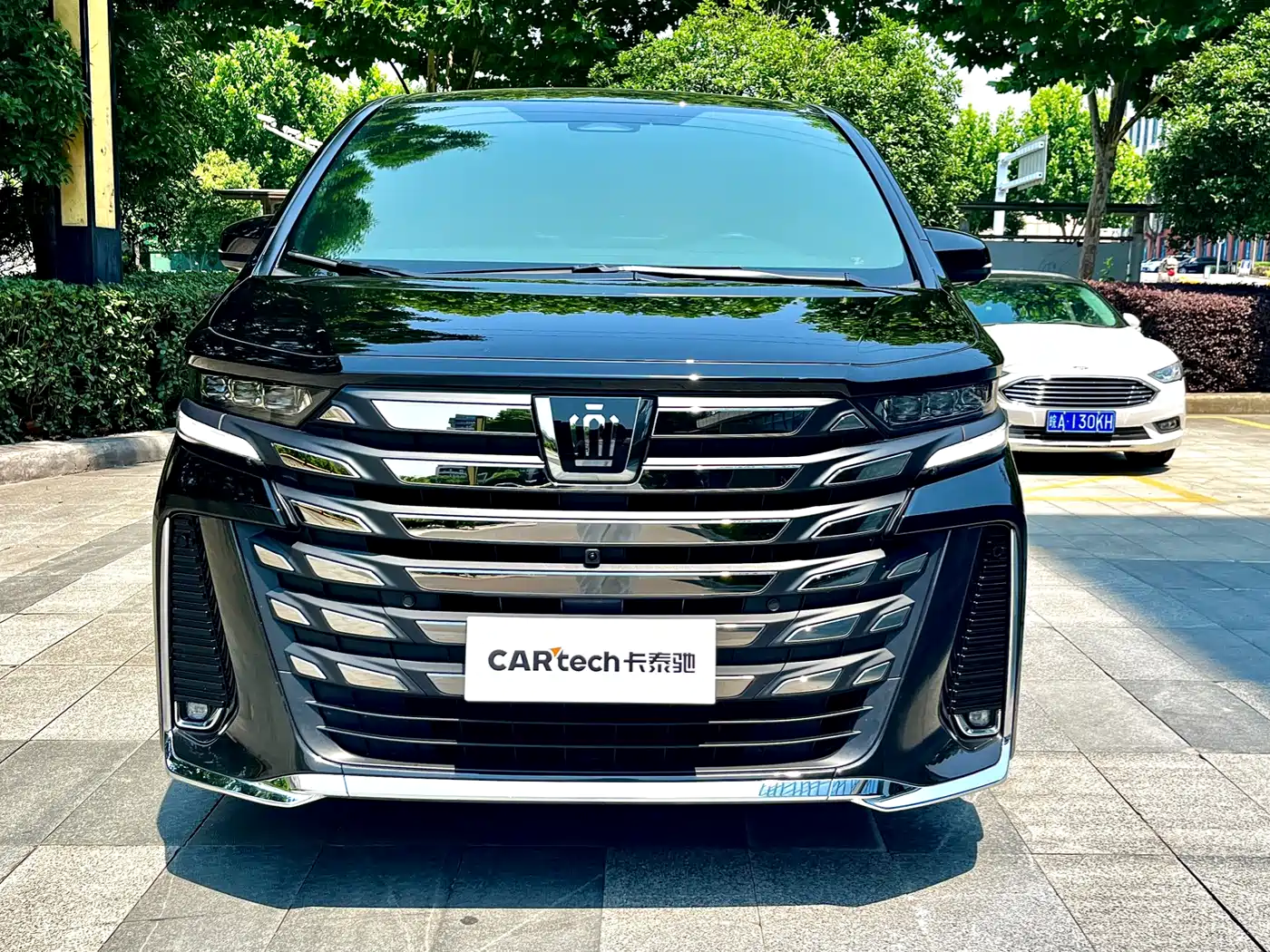Toyota Vellfire 2024 Crown Hybrid 2.5L Premium Edition фото 3