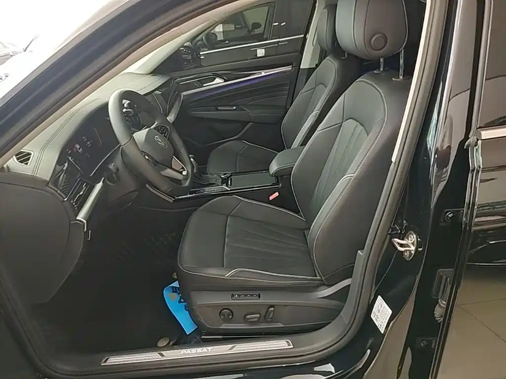 Volkswagen Passat 2024 380TSI Luxury фото 15