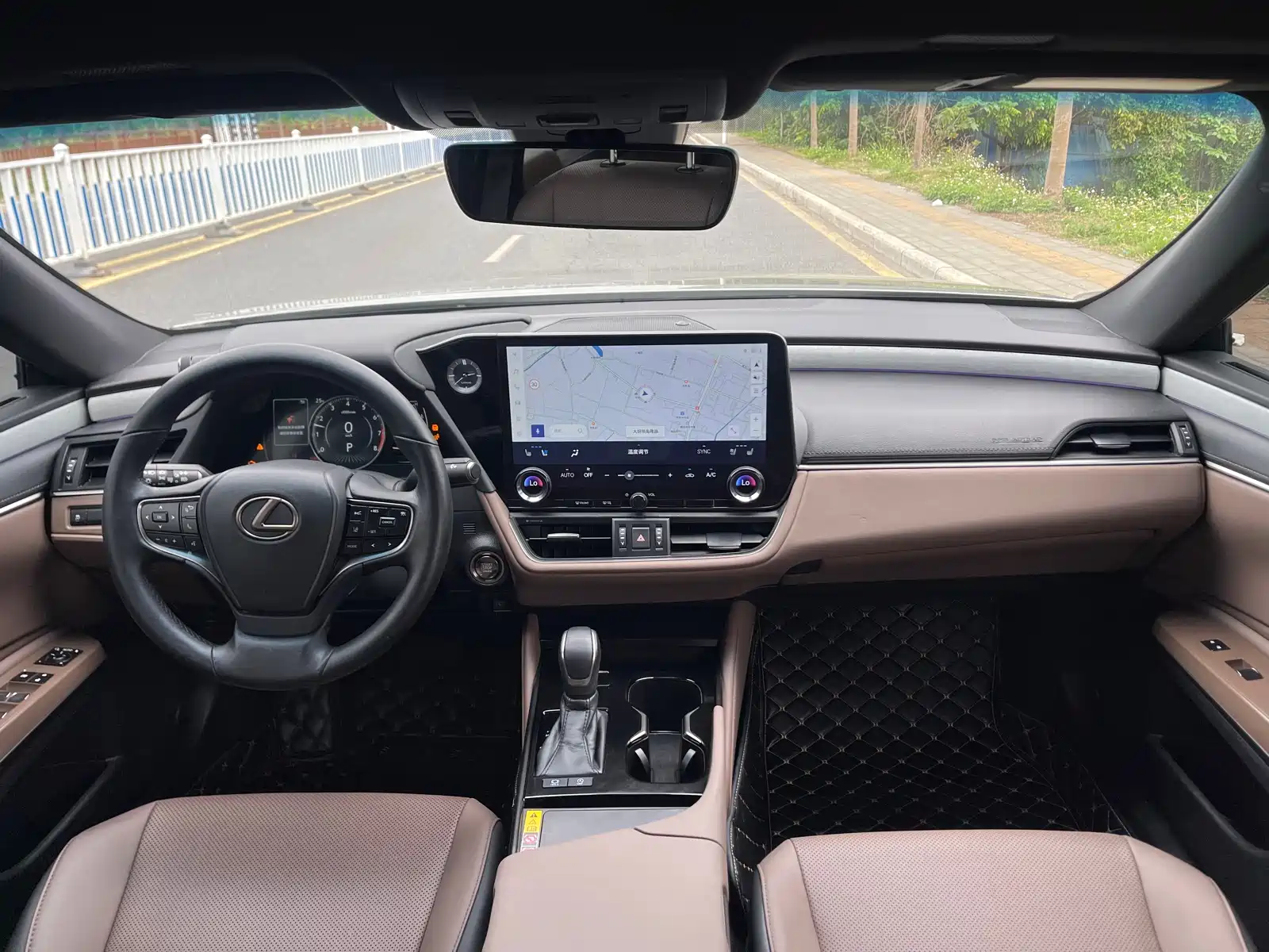 Фото 17 - Lexus ES