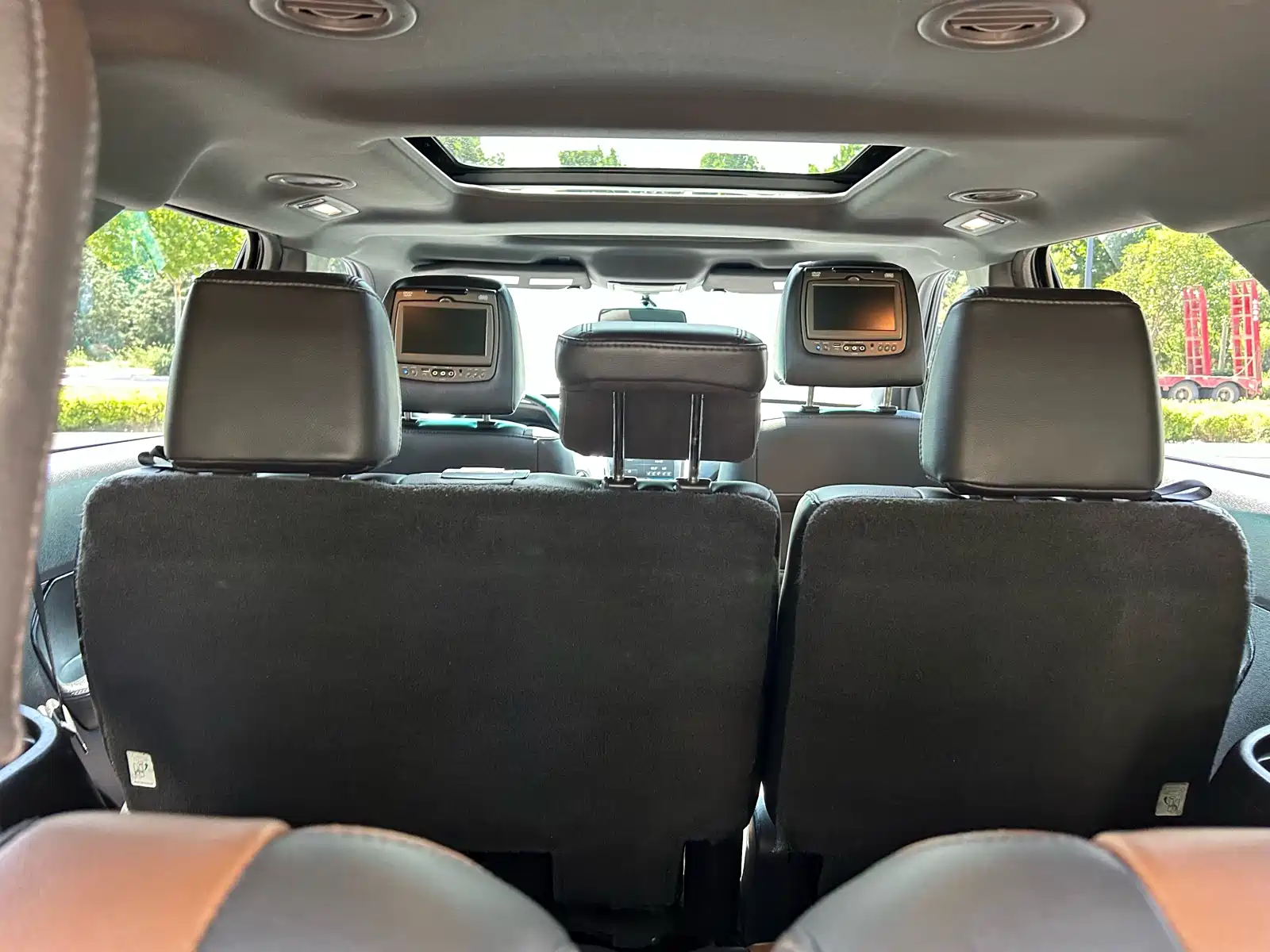 Photo 10 - Ford Explorer (Import)
