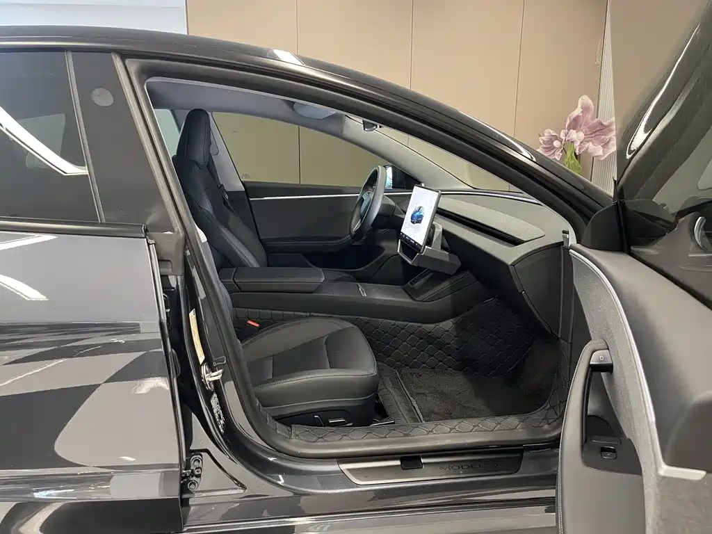 Фото 18 - Tesla Model 3