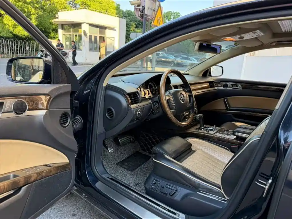Volkswagen Phaeton 2011 4.2L V8 4-seat Extended Individual Edition фото 3
