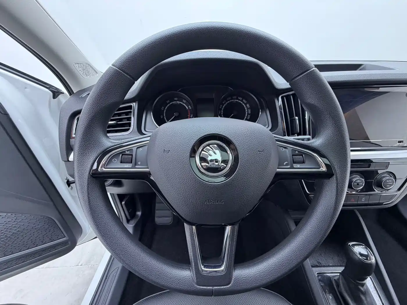 Škoda Kamiq 2022 1.5L Automatic Comfort Edition фото 10