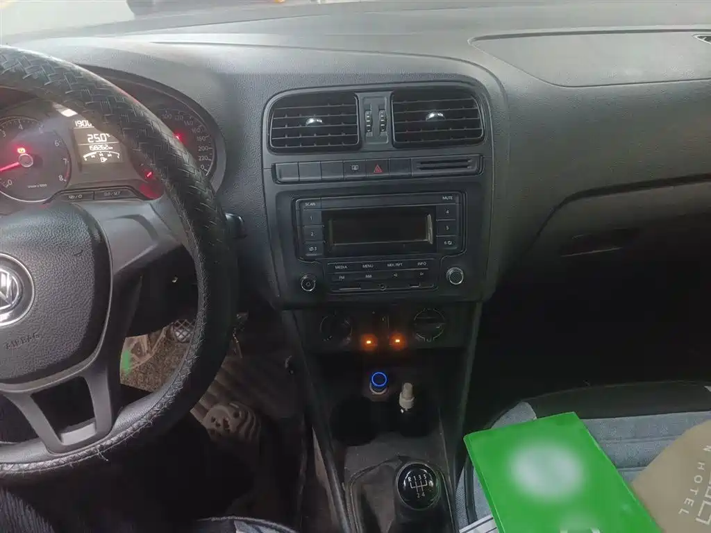Volkswagen Polo 2014 1.4L Manual Trend Edition фото 6