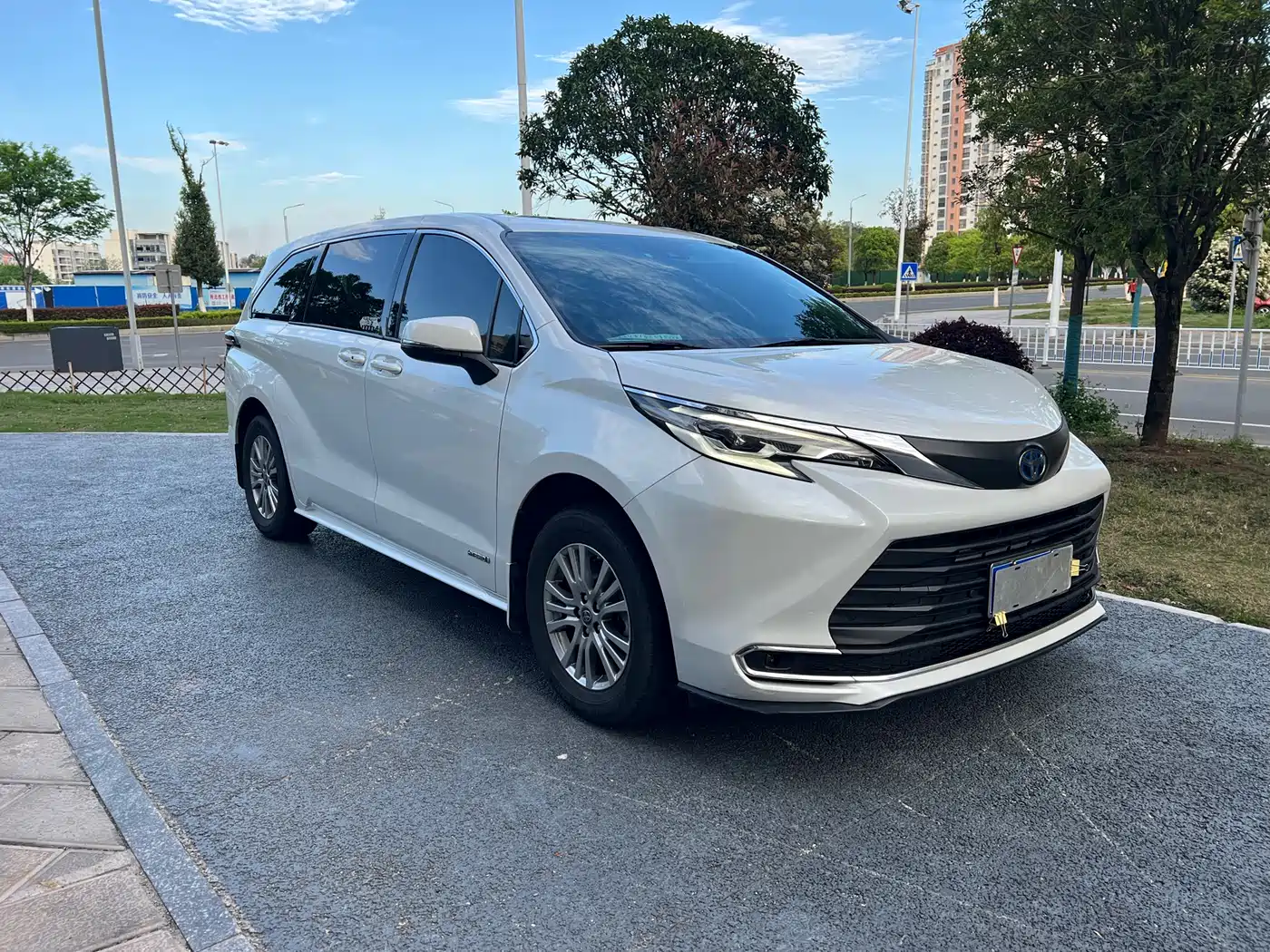 Toyota Sienna 2023 2.5L Hybrid Comfort Edition фото 2