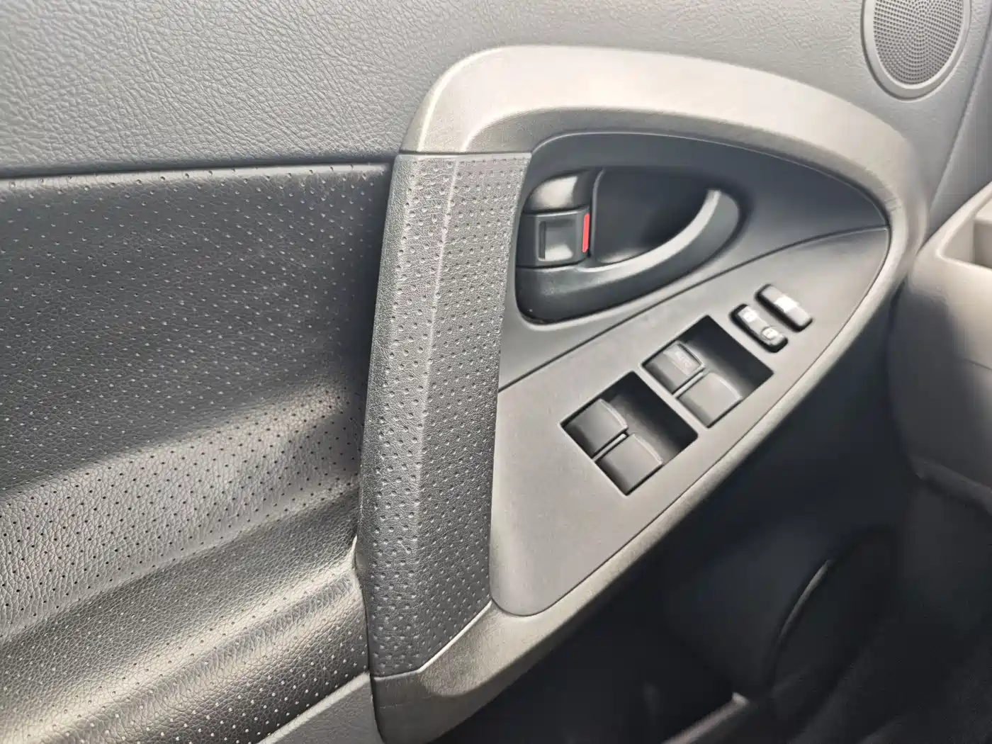 Toyota RAV4 Rongfang 2010 2.0L Automatic Luxury Upgrade Edition фото 23