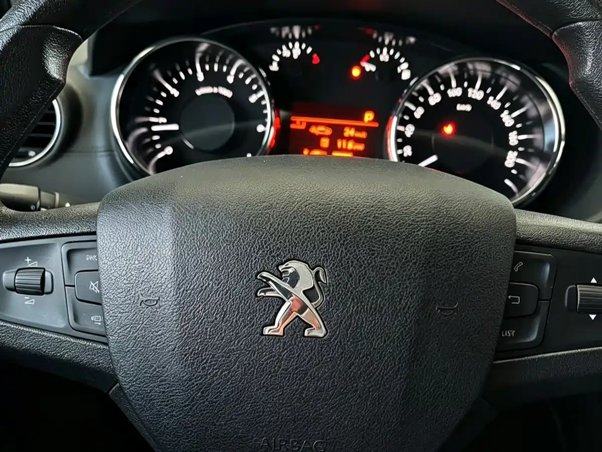 Peugeot 3008 2016 2.0L Automatic Classic Edition фото 11