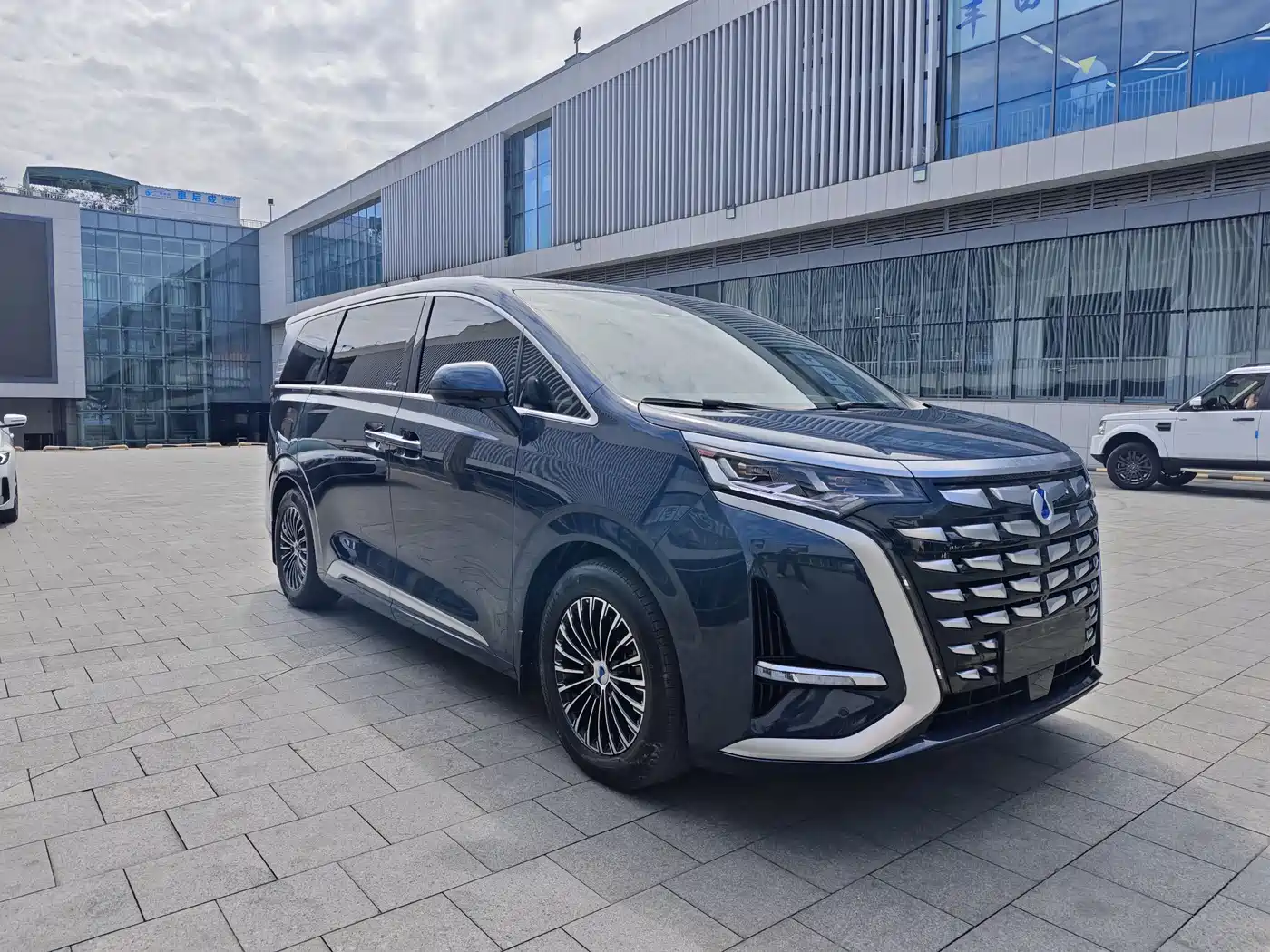 Denza D9 2022 DM-i 970 All-Wheel Drive Honor Edition фото 25