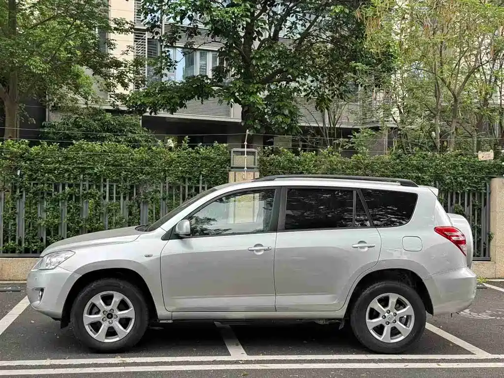 Toyota RAV4 Rongfang 2009 2.0L Automatic Classic Edition фото 2