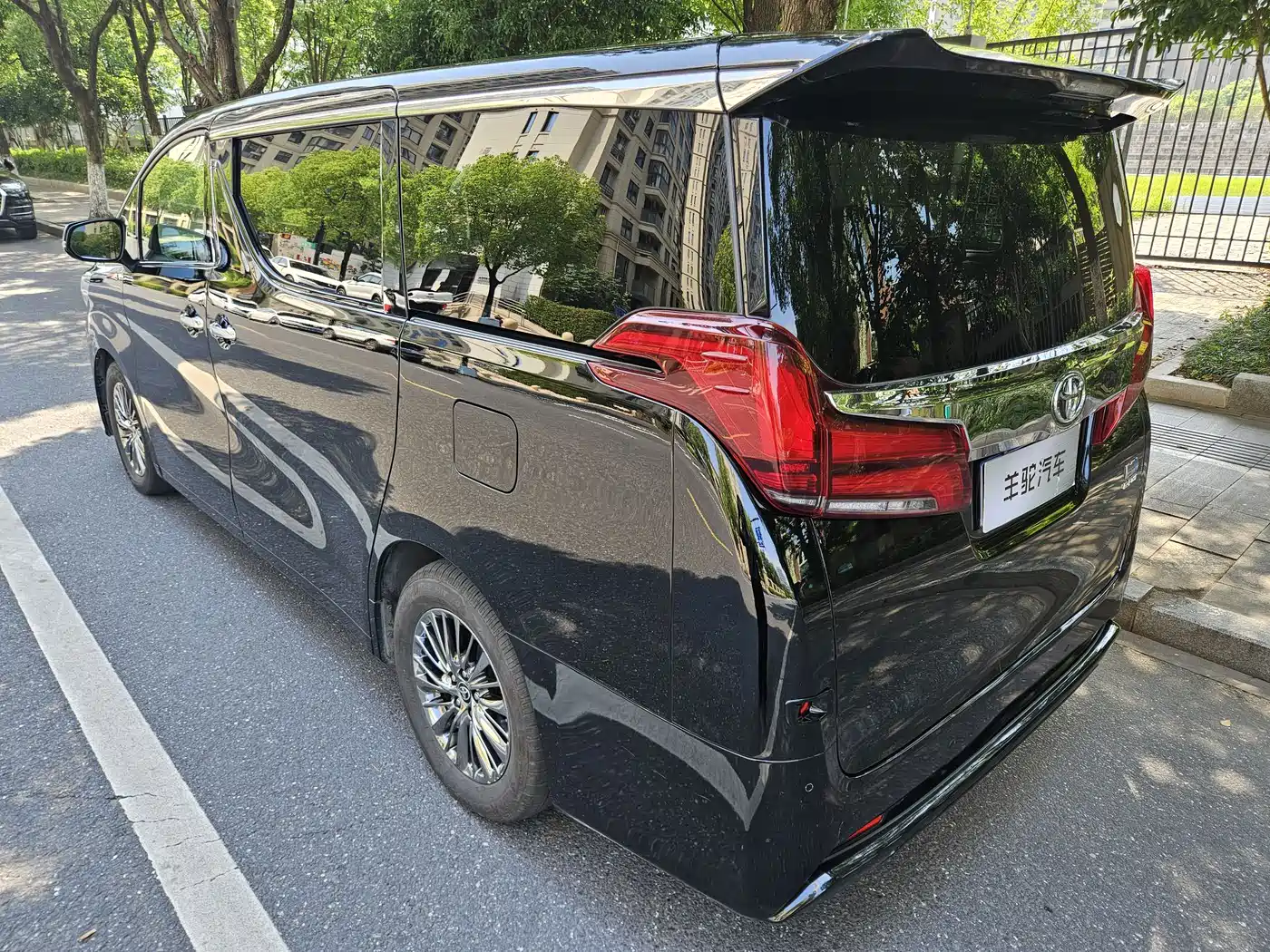 Toyota Vellfire 2019 Hybrid 2.5L HV Luxury Edition фото 4