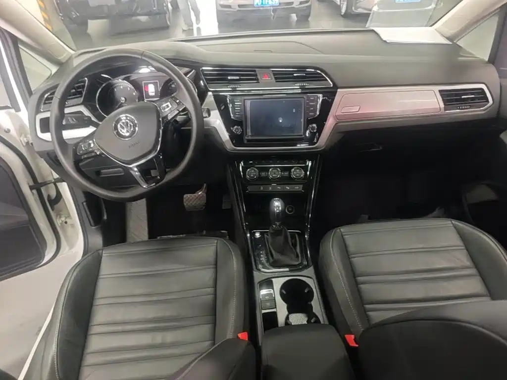 Фото 10 - Volkswagen Touran