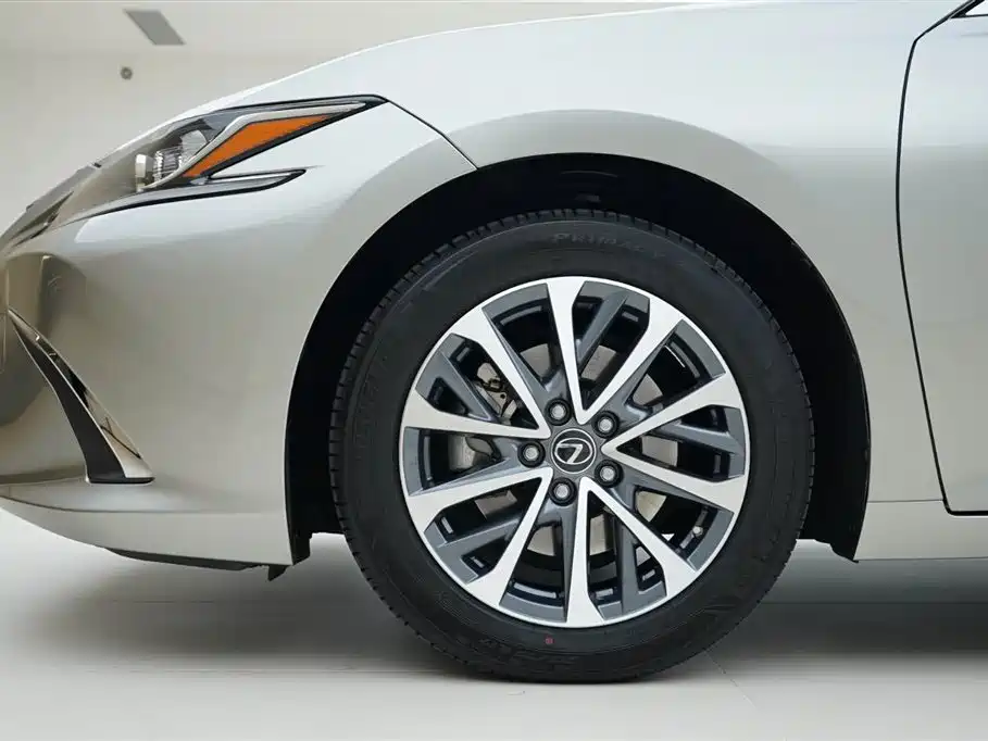 Lexus ES 2022 300h Excellence Edition фото 16
