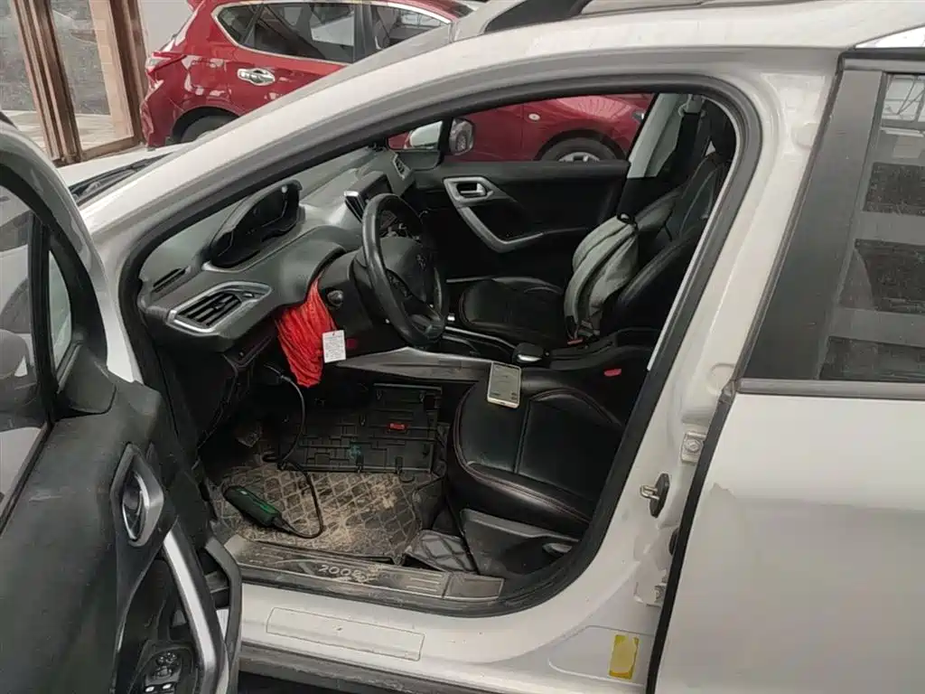 Peugeot 2008 2014 1.6L Automatic Fashion Edition фото 15