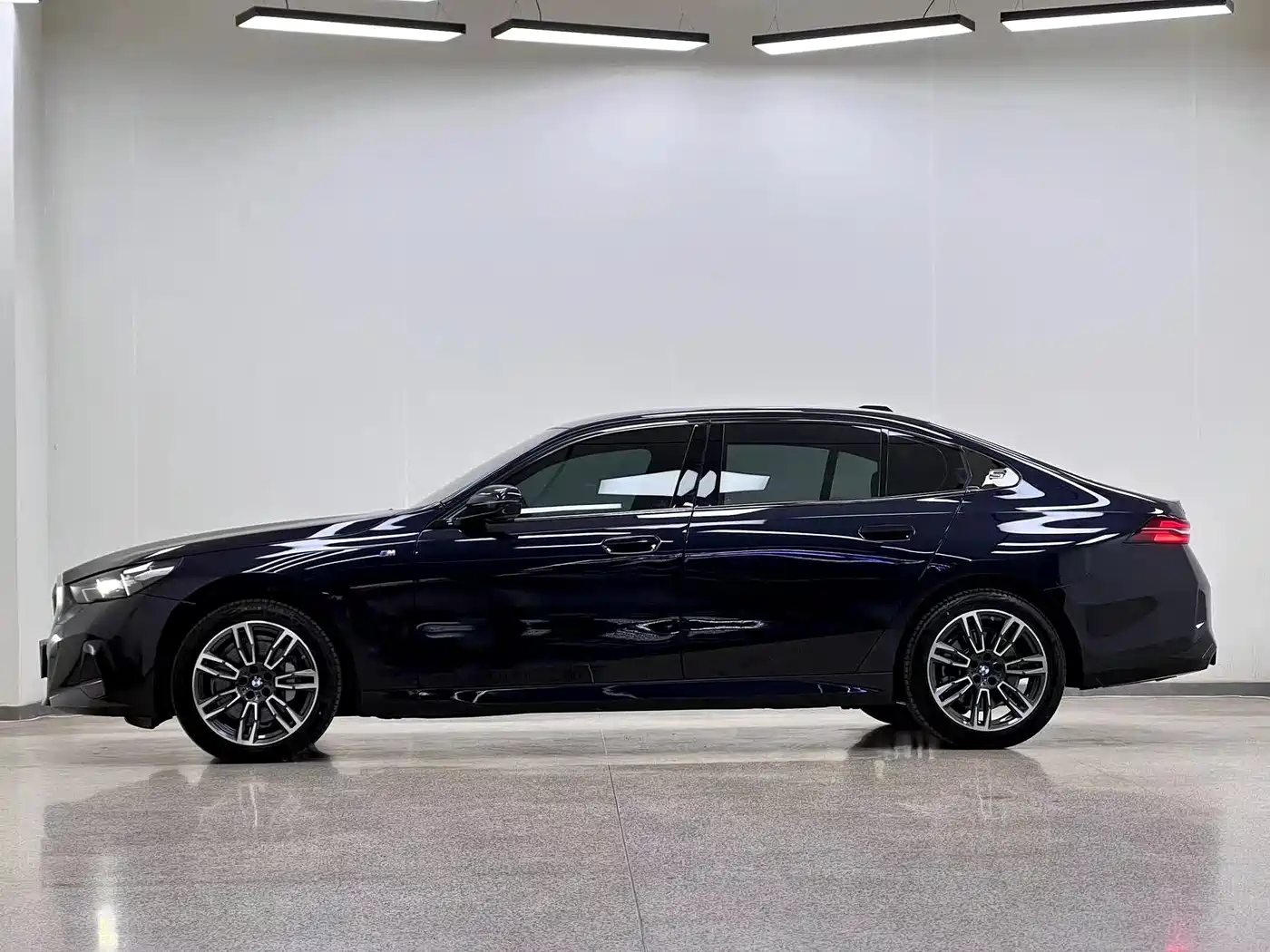 BMW 5 Series 2025 530Li Leading M Sport Package фото 4