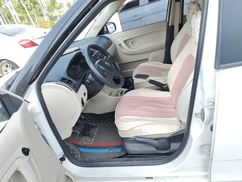 Škoda Fabia 2014 1.4L Manual Crystal Edition фото 15