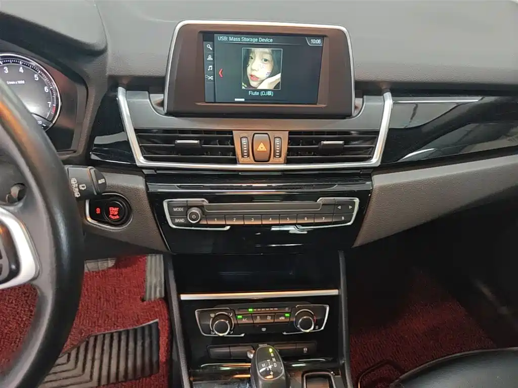 BMW 2 Series Touring 2018 218i Sport Line фото 13