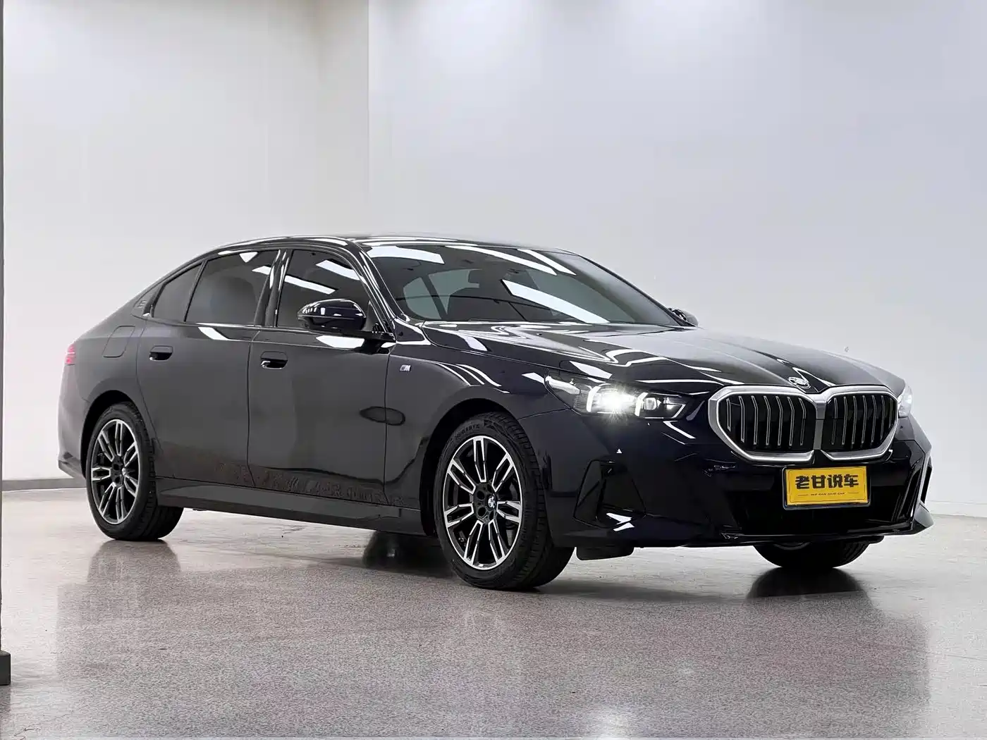 BMW 5 Series 2025 530Li Leading M Sport Package фото 3