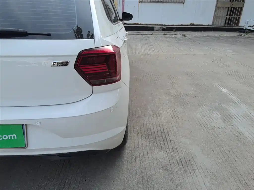 VOLKSWAGEN POLO