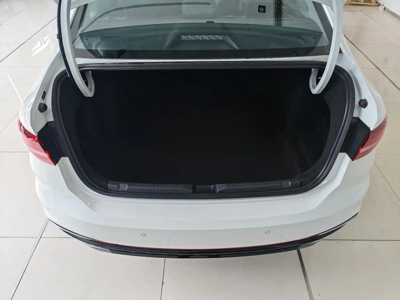 Volkswagen Lavida 2024 Model 300TSI DSG Starlight Leading Edition фото 5