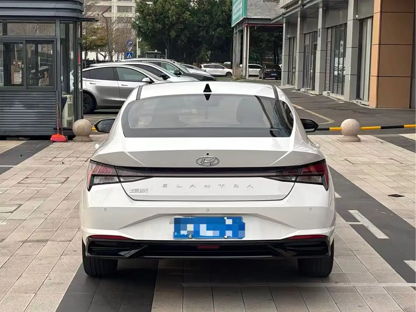 Hyundai Elantra 2022 1.5L CVT LUX Premium Edition фото 8