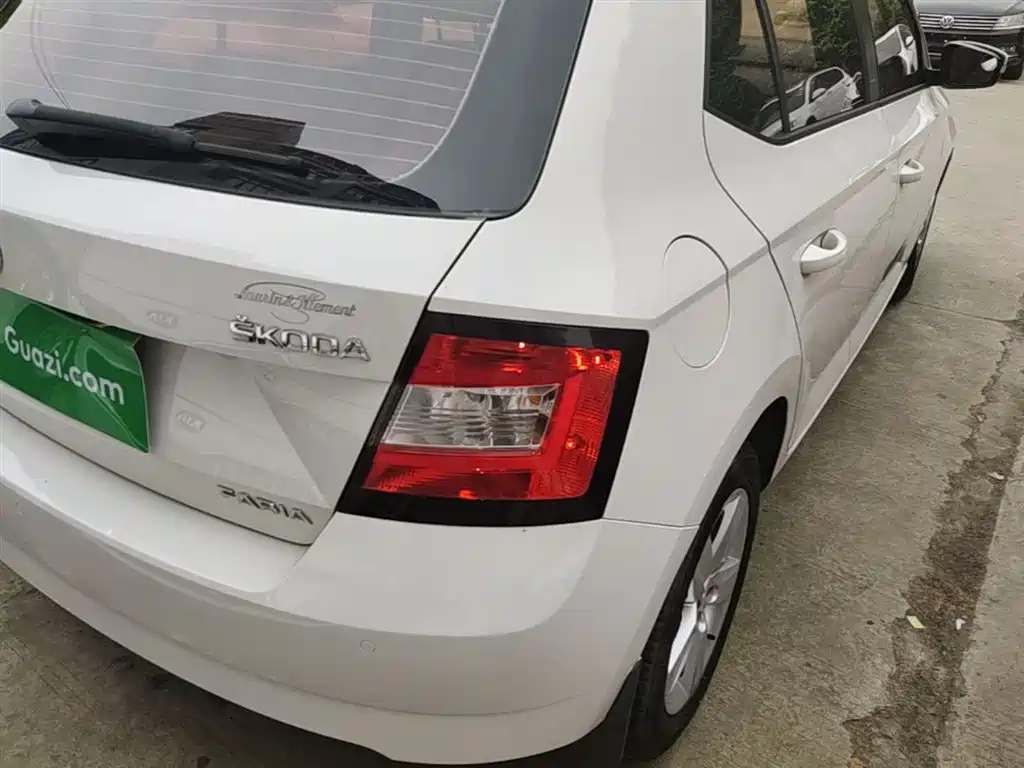 Škoda Fabia 2016 1.4L Automatic Car Enjoy Edition фото 8