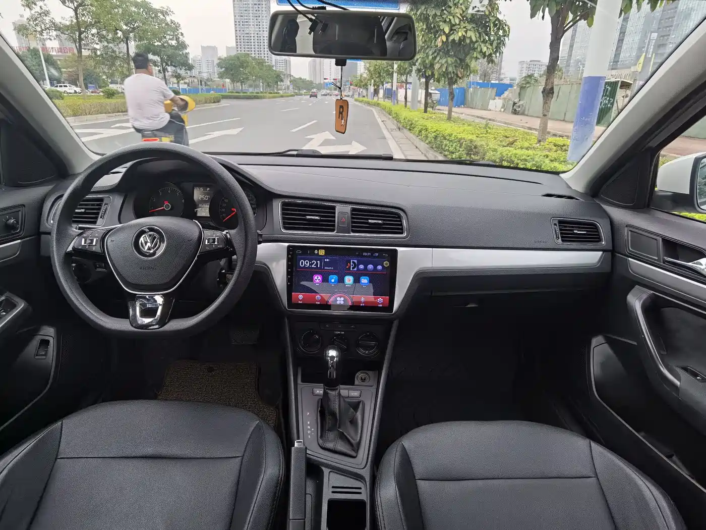 Volkswagen Lavida 2017 1.6L Automatic Comfort Edition фото 12