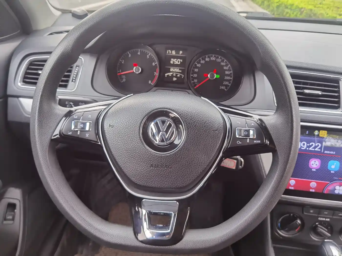 Volkswagen Lavida 2017 1.6L Automatic Comfort Edition фото 6