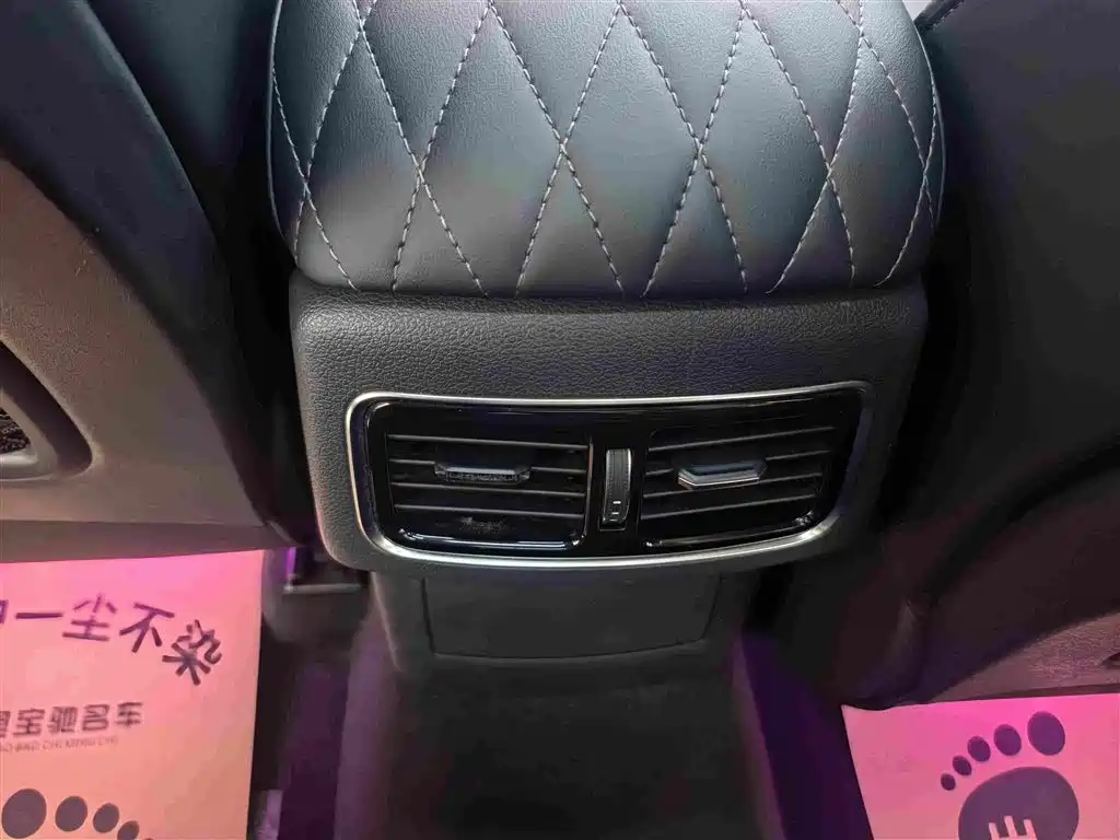 Фото 12 - Hongqi HS5