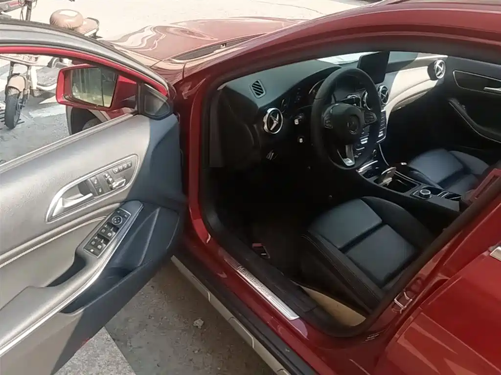 Mercedes-Benz GLA 2018 GLA 200 Dynamic фото 16