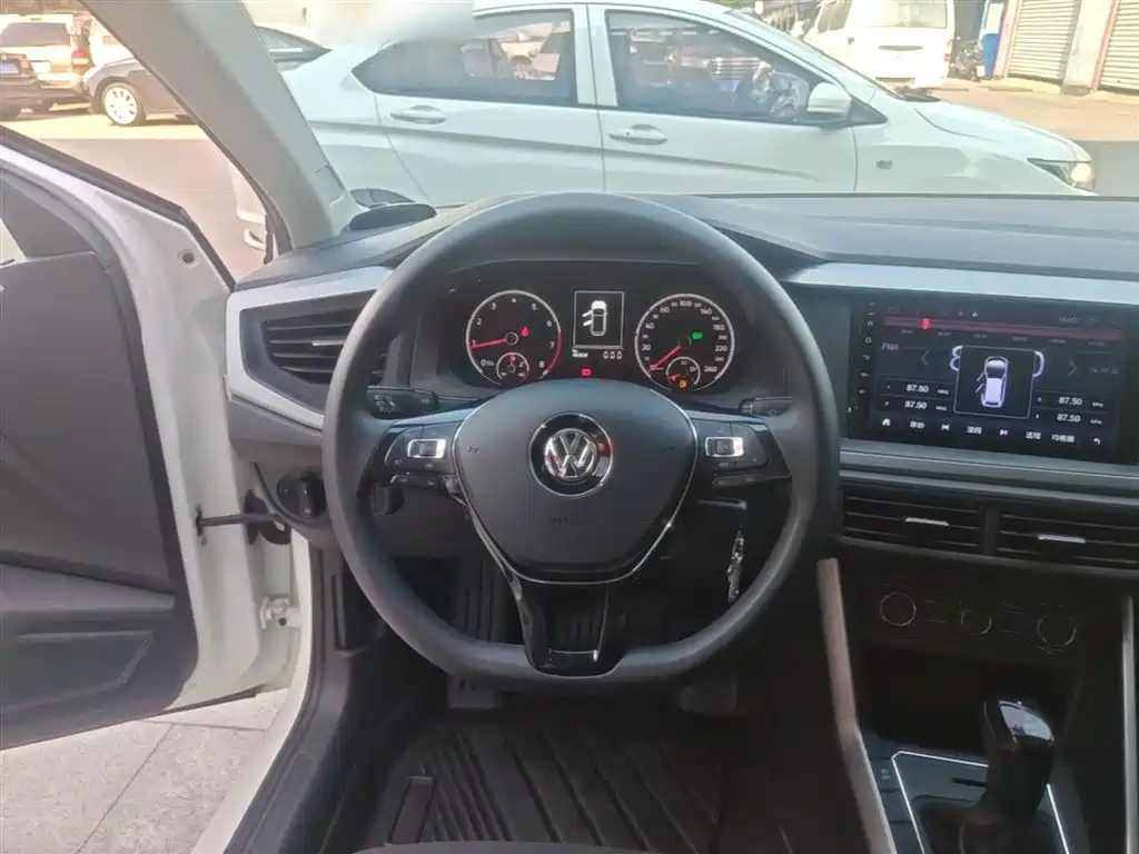 VOLKSWAGEN POLO