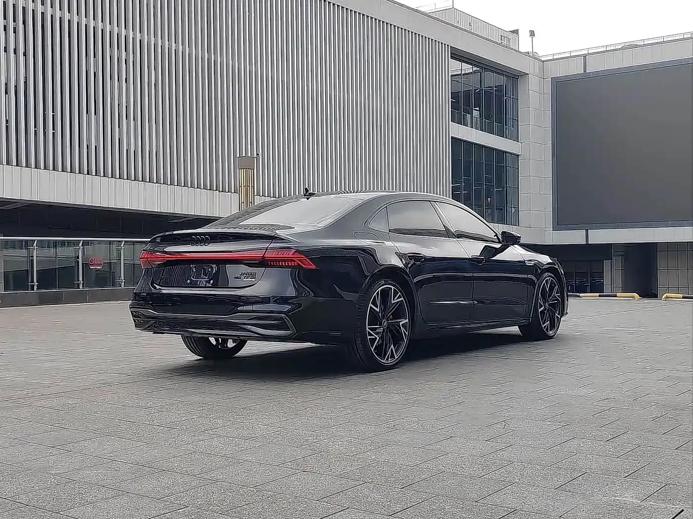 Audi A7L 2025 Model Year 45 TFSI quattro Black Knight Edition фото 17