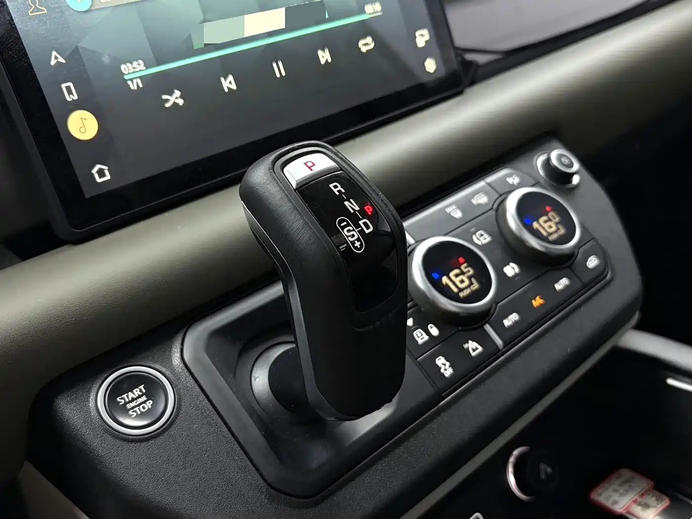 Land Rover Defender 2021 110 P400 SE фото 7