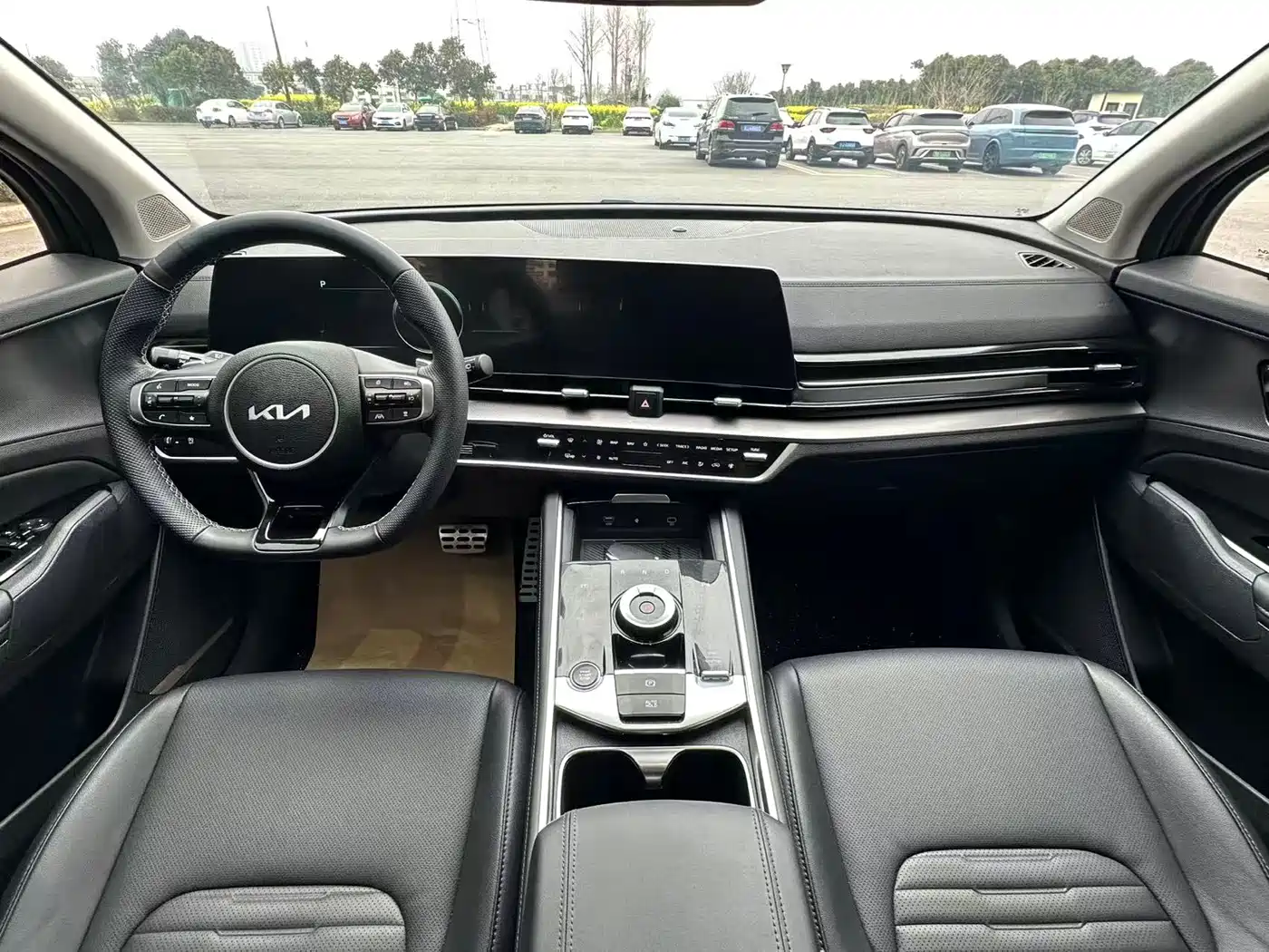 KIA LION PLATINUM EXPANDS THE WORLD