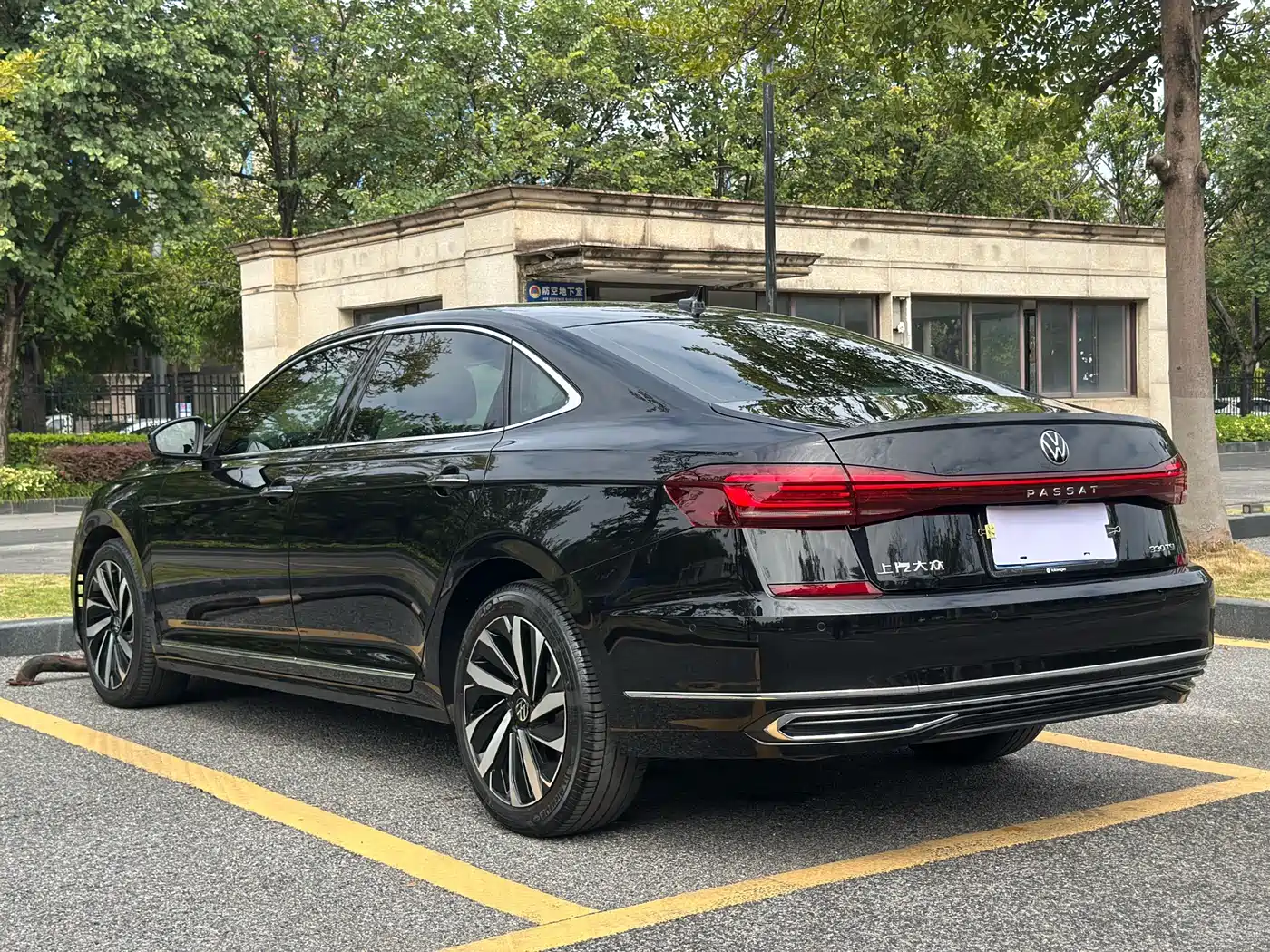 Volkswagen Passat 2023 330TSI Premium Edition фото 4