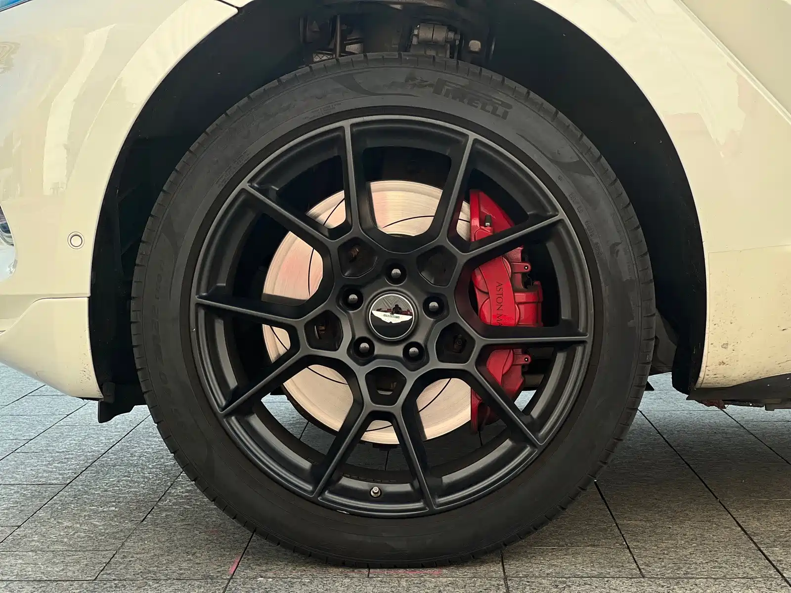 Фото 8 - Aston Martin DBX