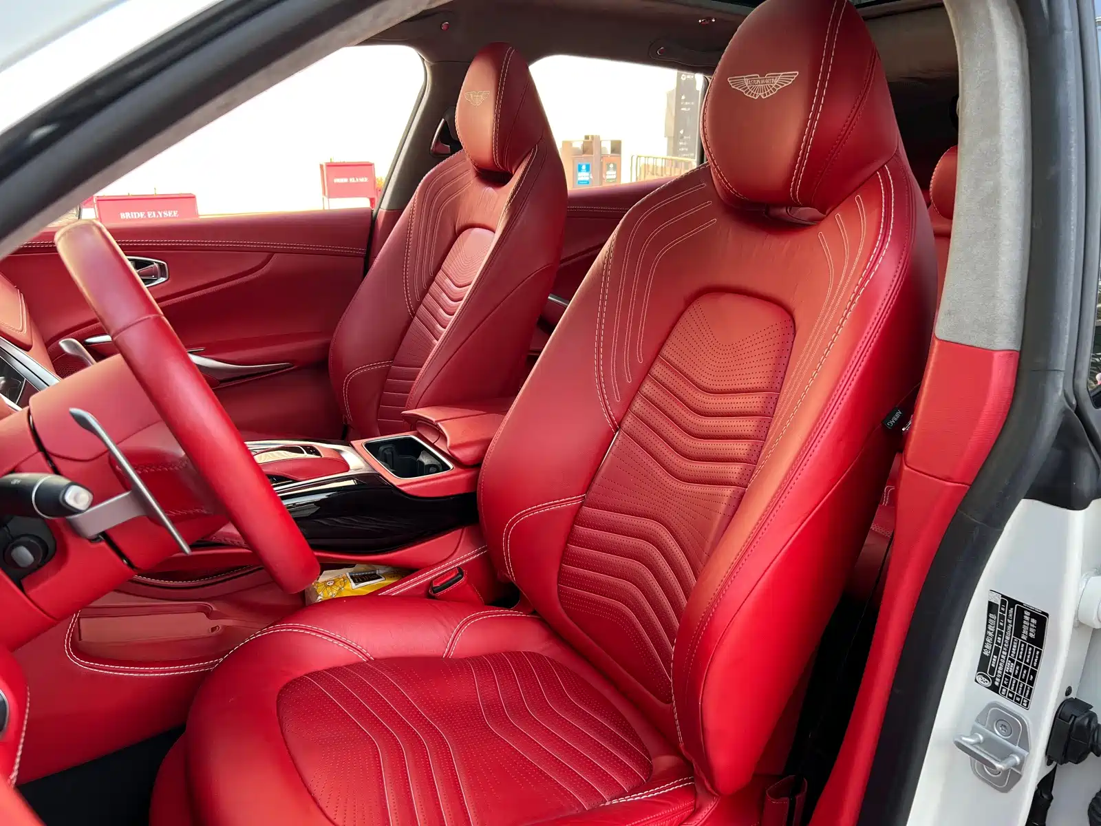 Фото 24 - Aston Martin DBX