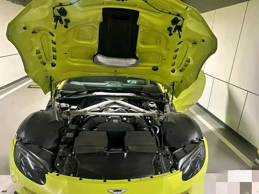 ASTON MARTIN V8 VANTAGE