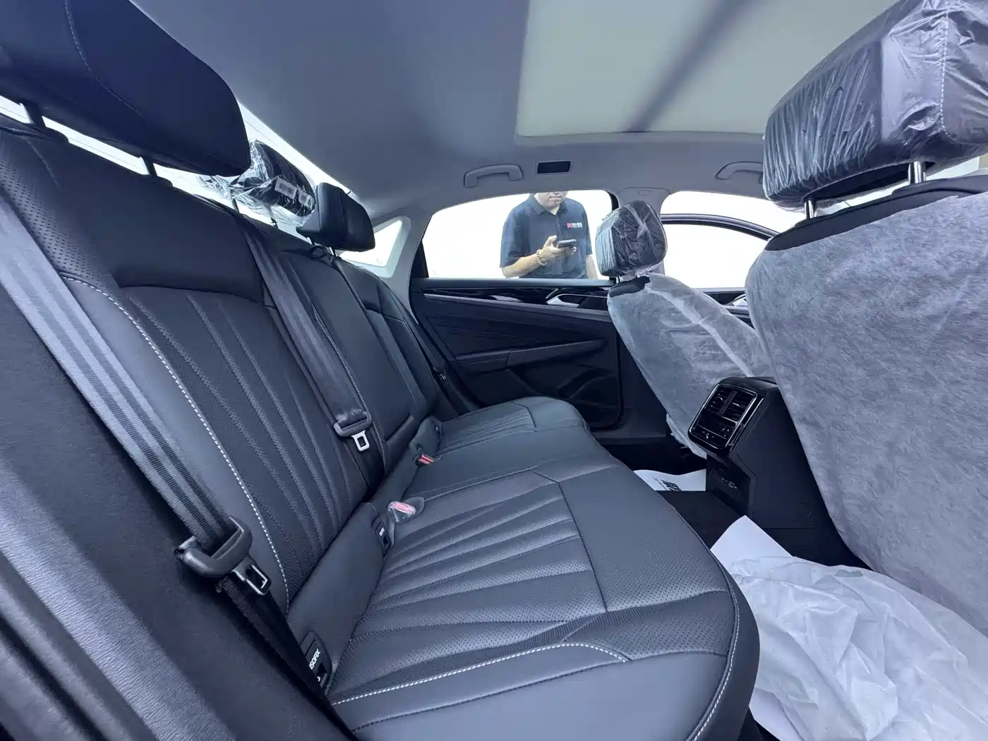 Volkswagen Passat 2026 Outstanding Edition 380TSI Starlight Dragon Soaring Version фото 7