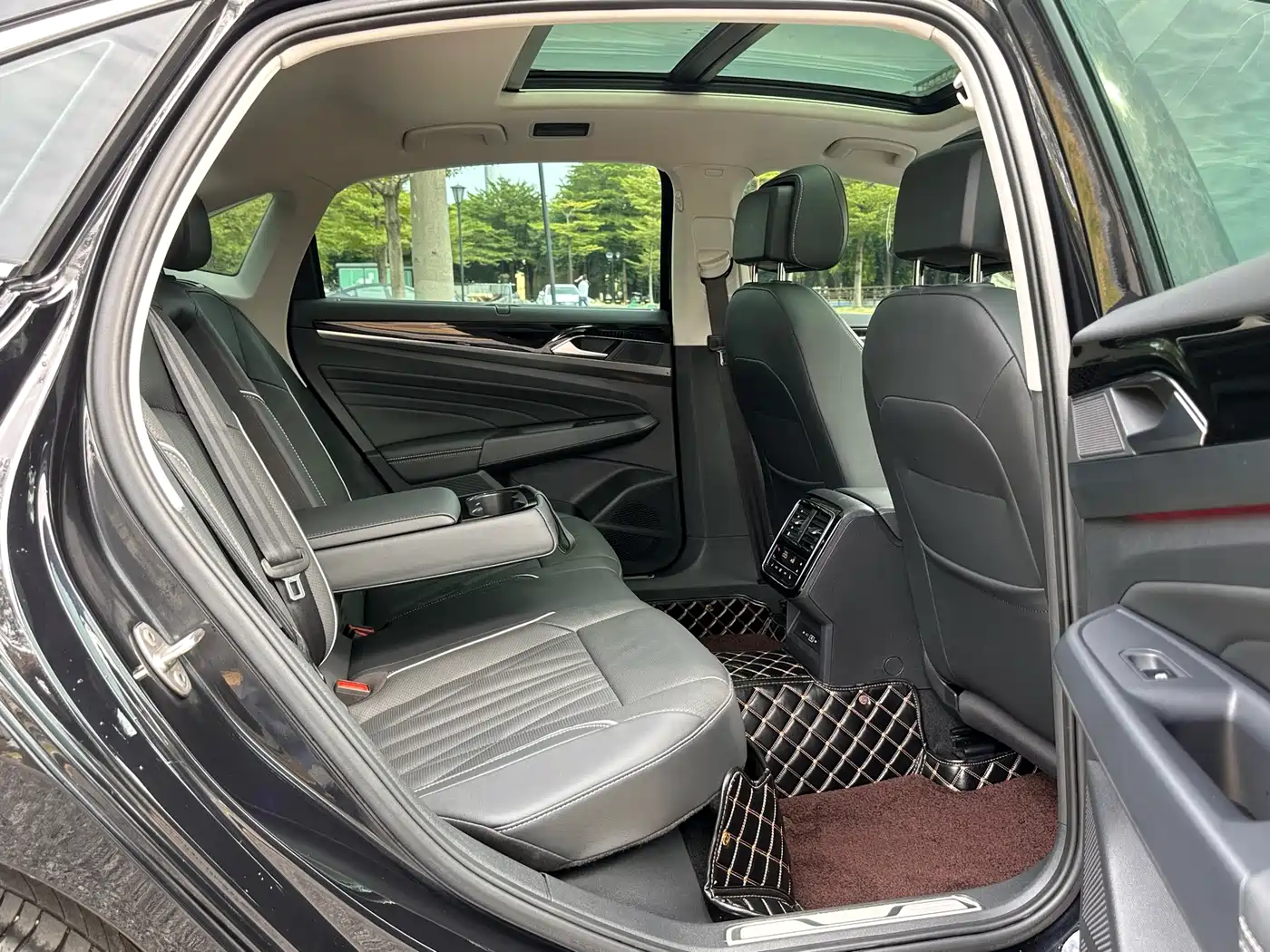 Volkswagen Passat 2023 330TSI Premium Edition фото 15