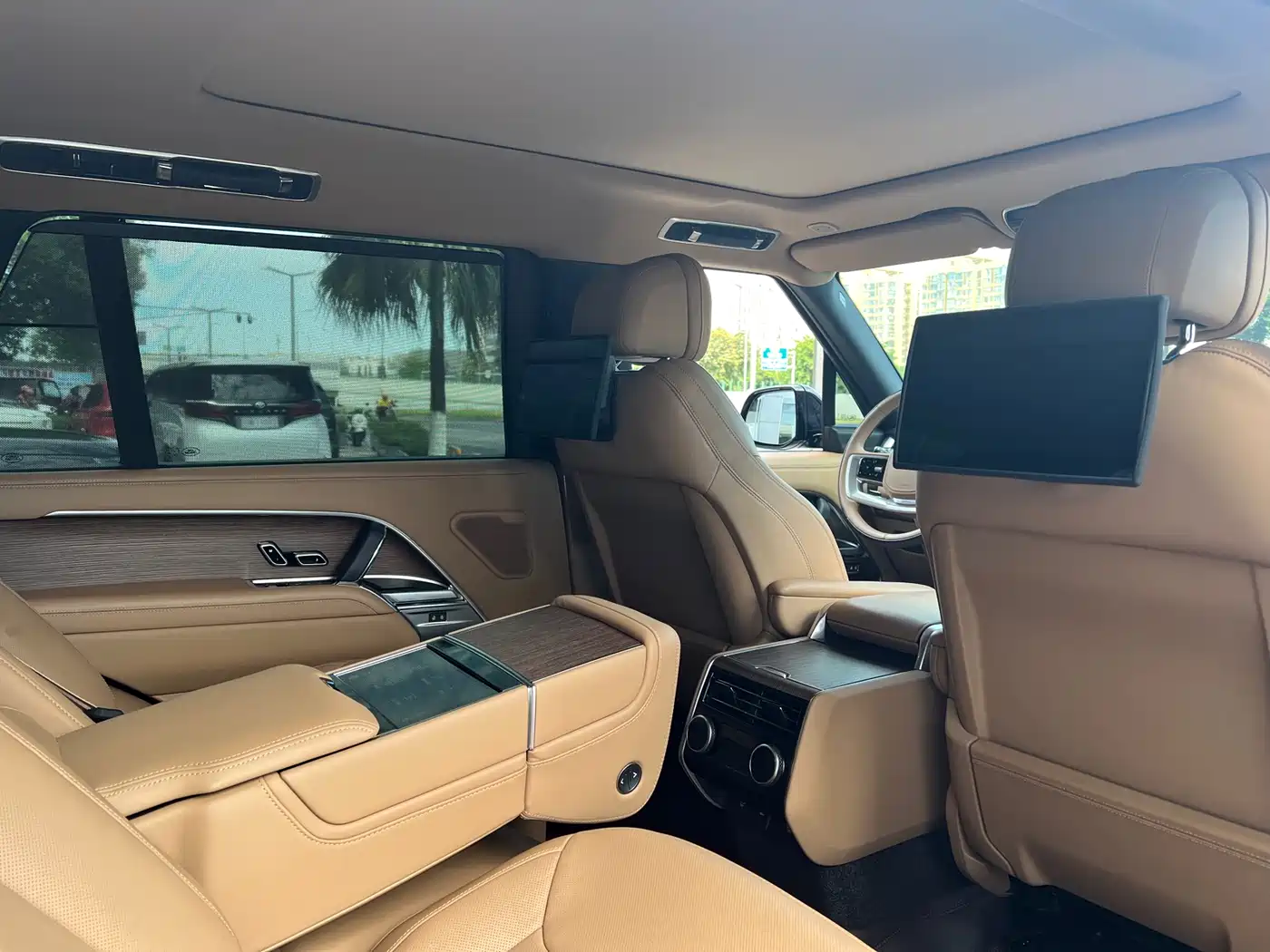 Land Rover Range Rover 2025 3.0 L6 400PS Genesis Extended Wheelbase фото 6