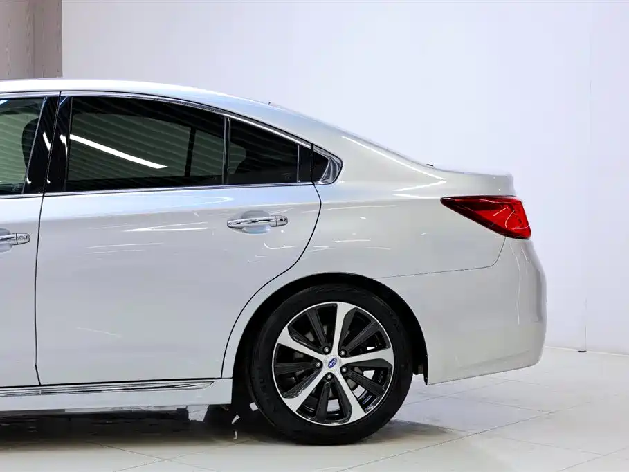 Subaru Legacy 2016 2.5i AWD Glory Edition фото 4