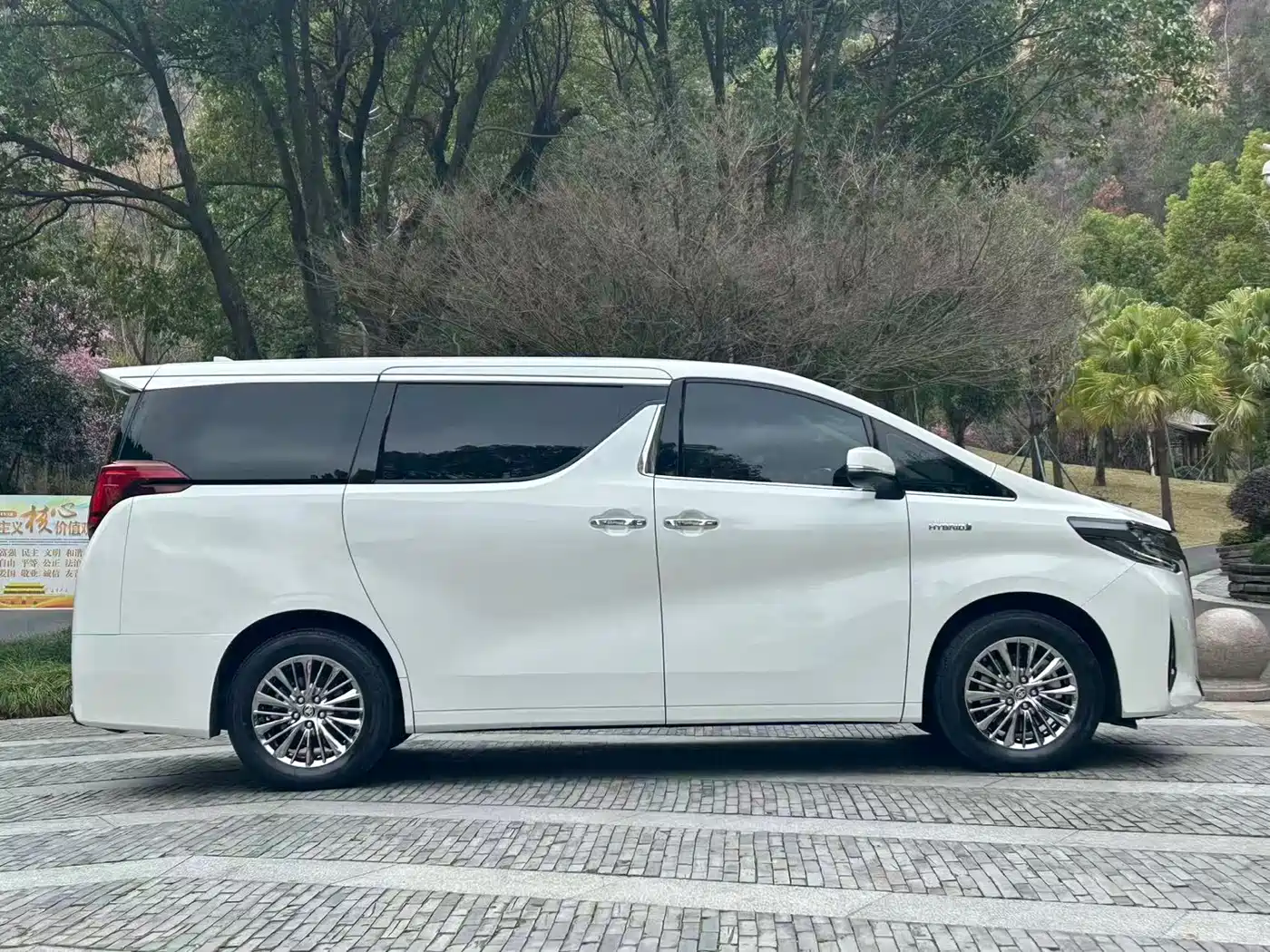 Toyota Alphard 2021 Hybrid 2.5L Luxury фото 4