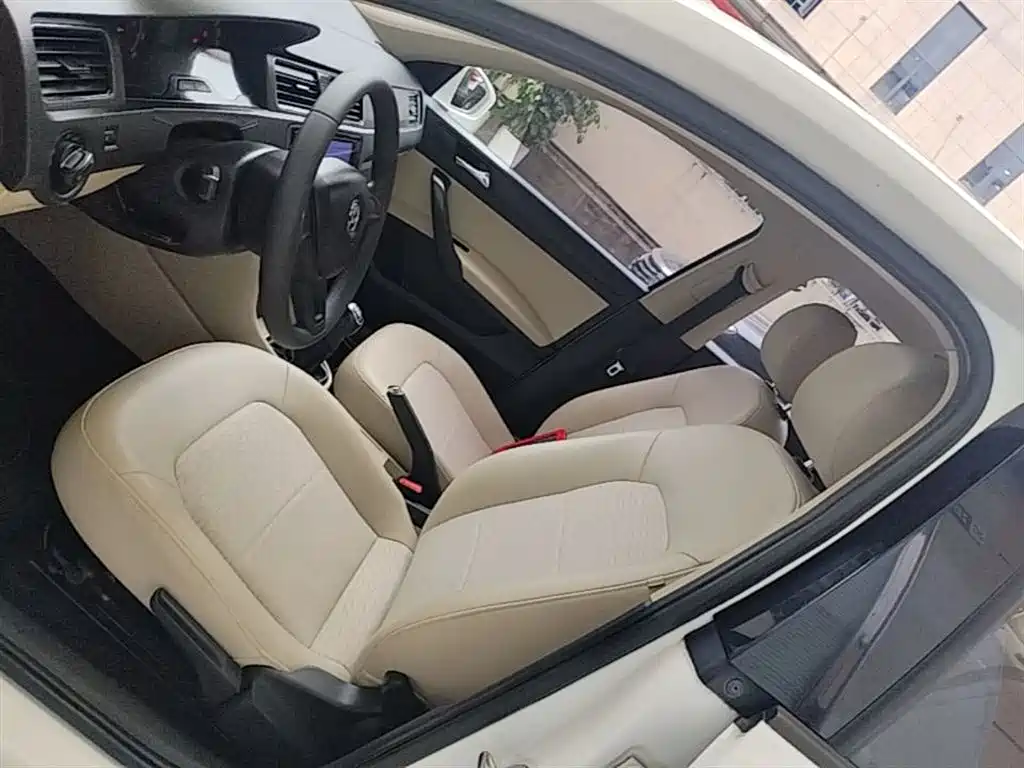 Škoda Rapid 2015 1.6L Manual Smart Selection фото 15