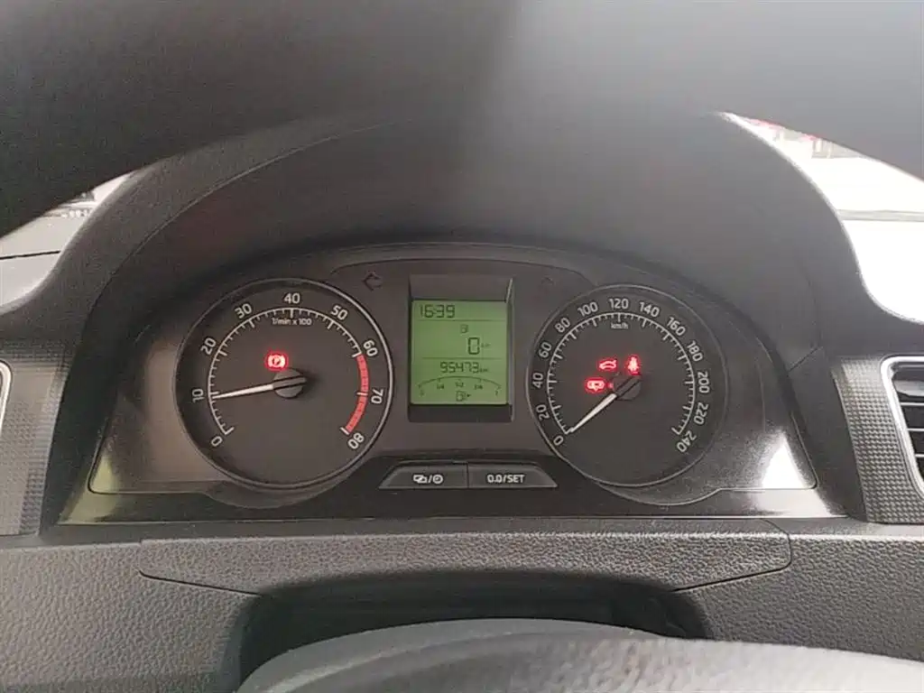 Škoda Rapid 2015 1.6L Manual Smart Selection фото 12