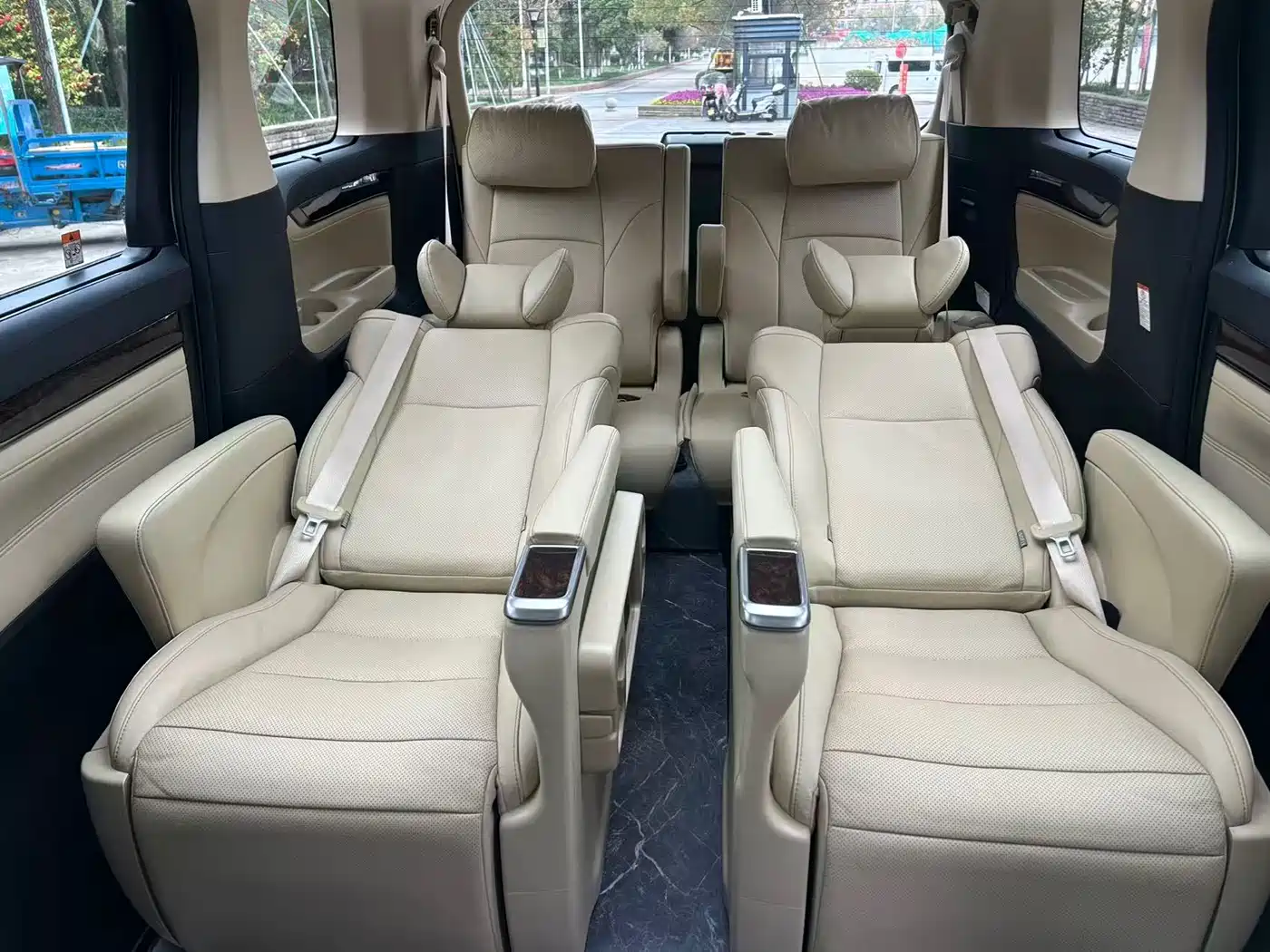 Toyota Alphard 2021 Hybrid 2.5L Luxury фото 12