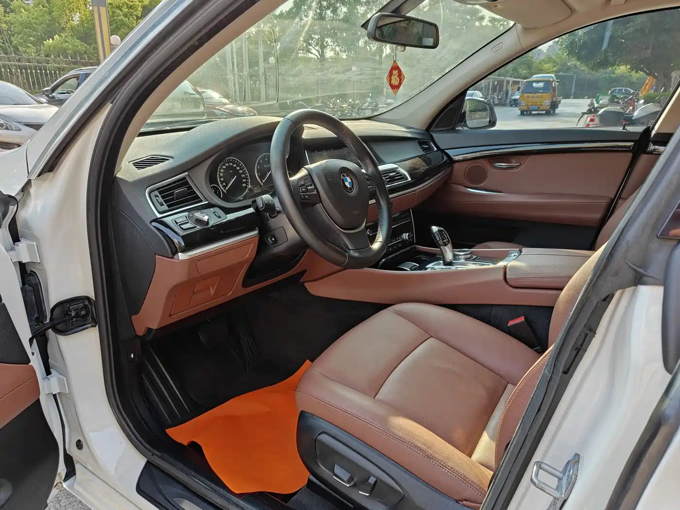 BMW 5 Series GT 2014 535i Leading фото 4