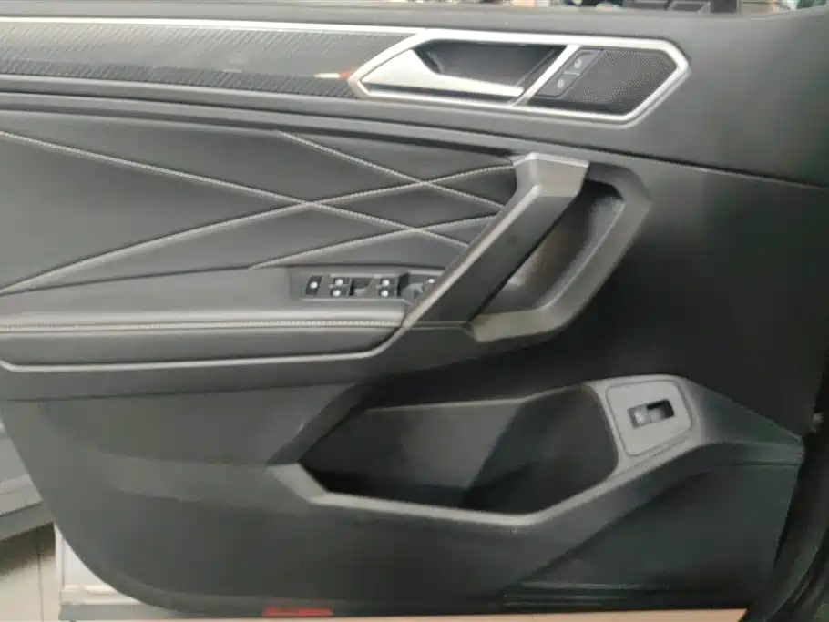 Volkswagen Tiguan L 2022 330TSI Auto 2WD R-Line Premium Edition фото 7