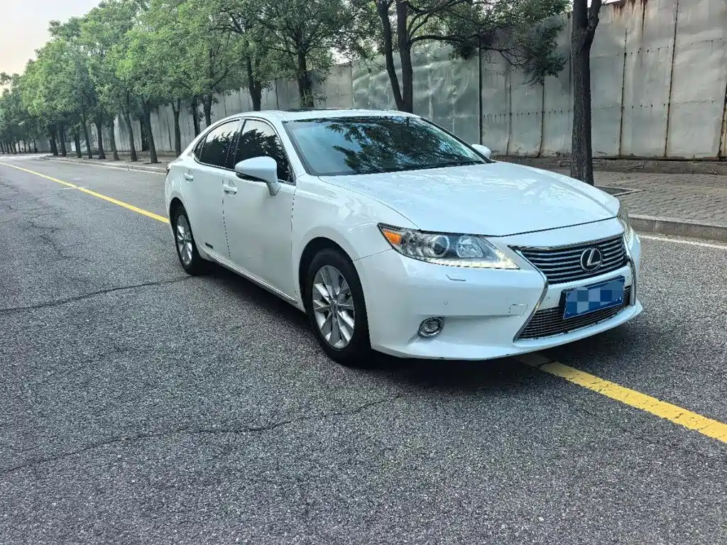 Photo 1 - Lexus ES
