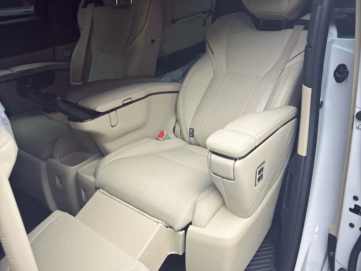 Toyota Alphard 2025 Hybrid 2.5L Ultimate Gold Edition фото 2