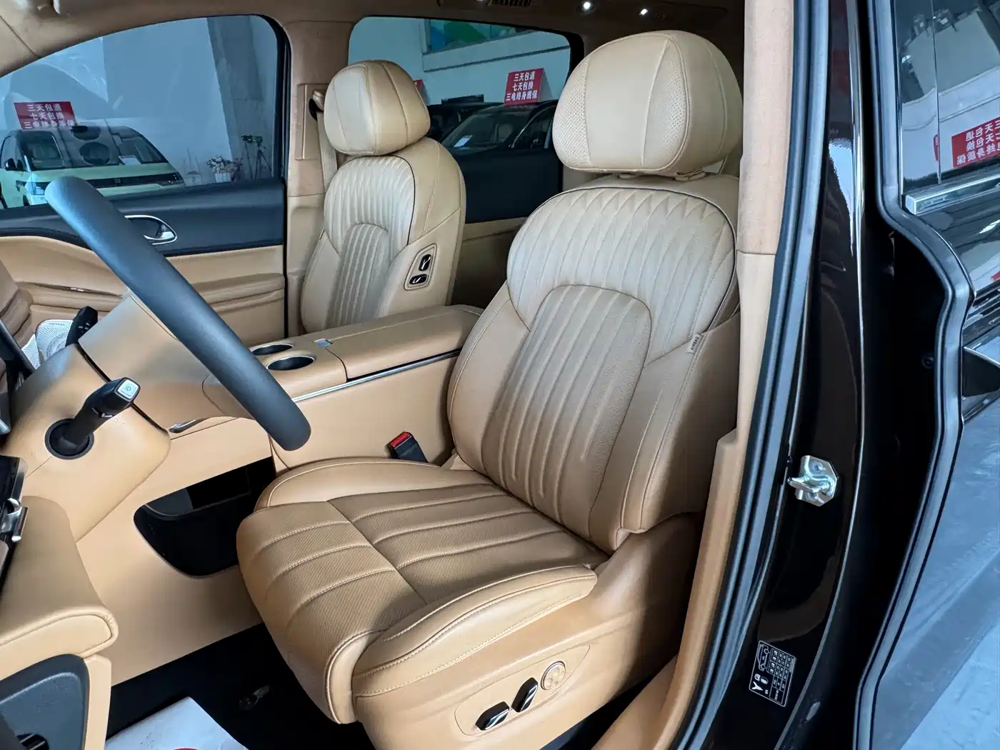 Voyah Auto Voyah Dreamer 2025 PHEV AWD Flagship Kunpeng Edition фото 5